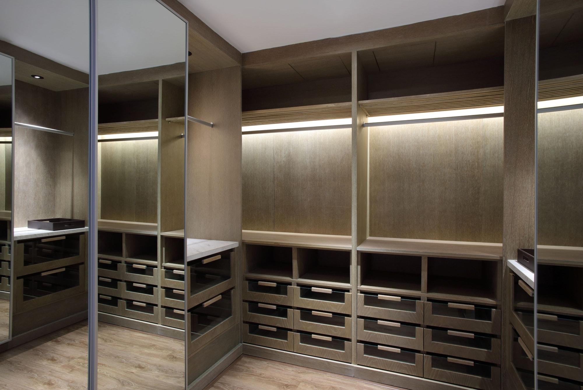 Doubletree By Hilton Jakarta - Diponegoro Ngoại thất bức ảnh A walk-in closet