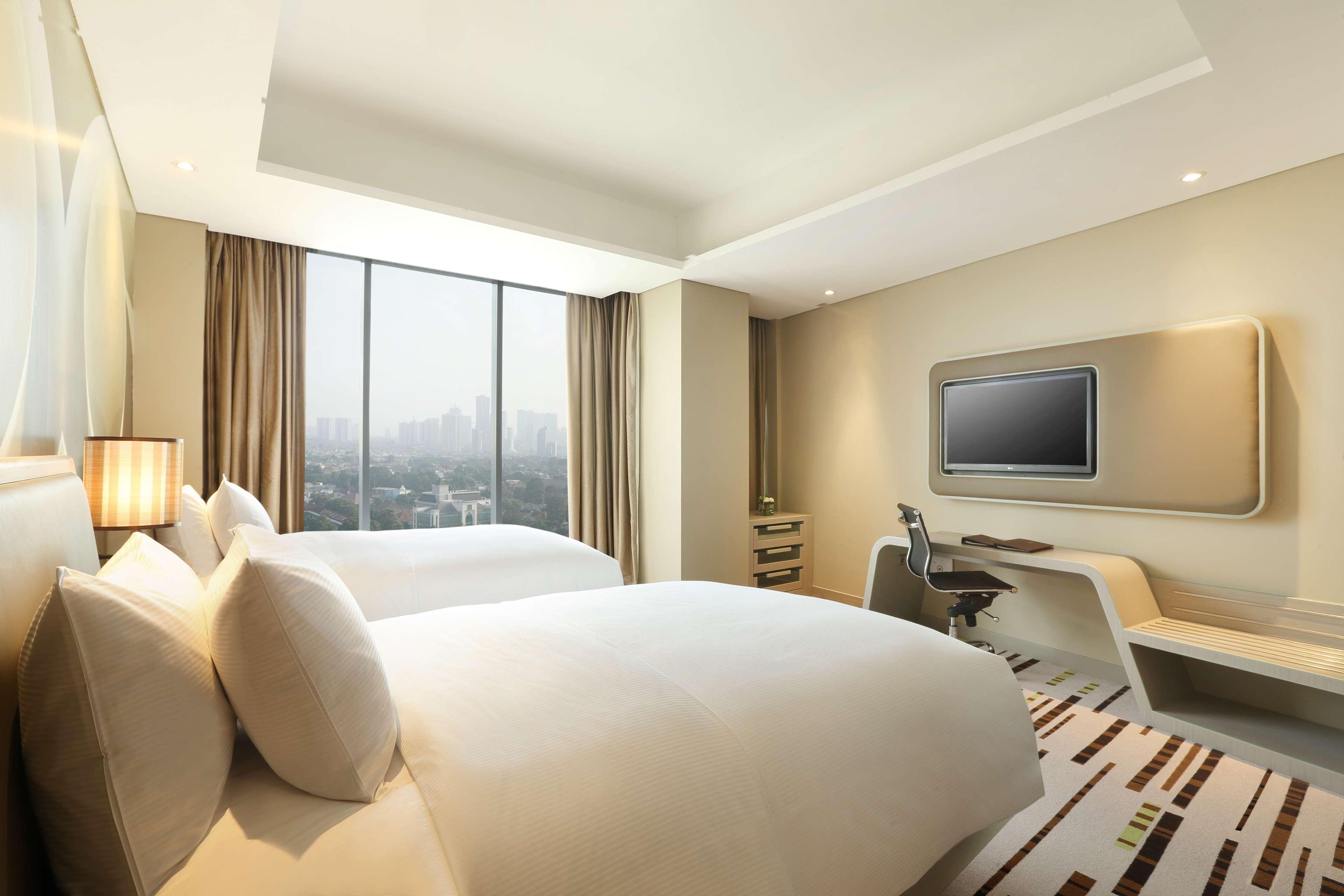 Doubletree By Hilton Jakarta - Diponegoro Ngoại thất bức ảnh A typical room at the hotel