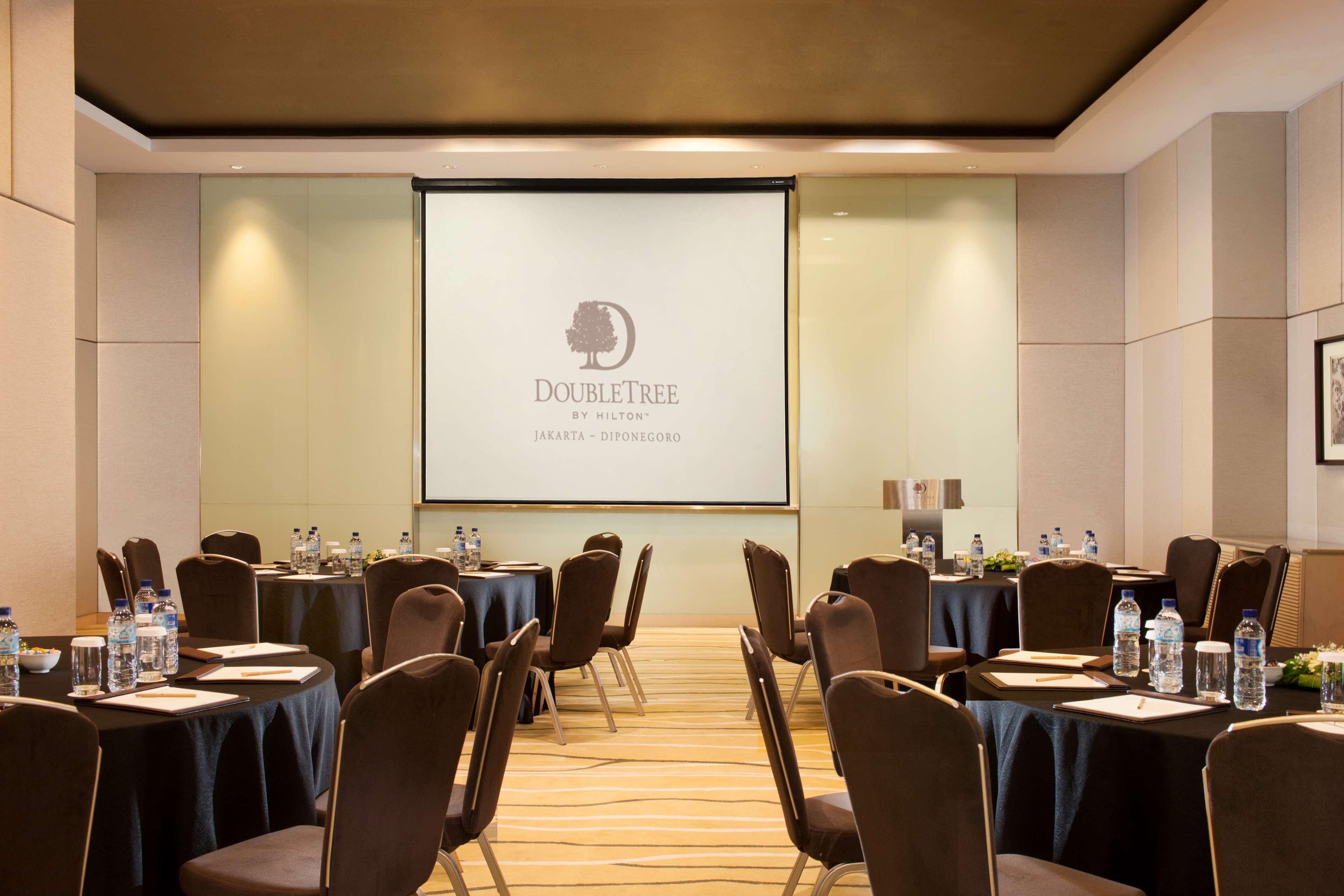 Doubletree By Hilton Jakarta - Diponegoro Ngoại thất bức ảnh Meeting room