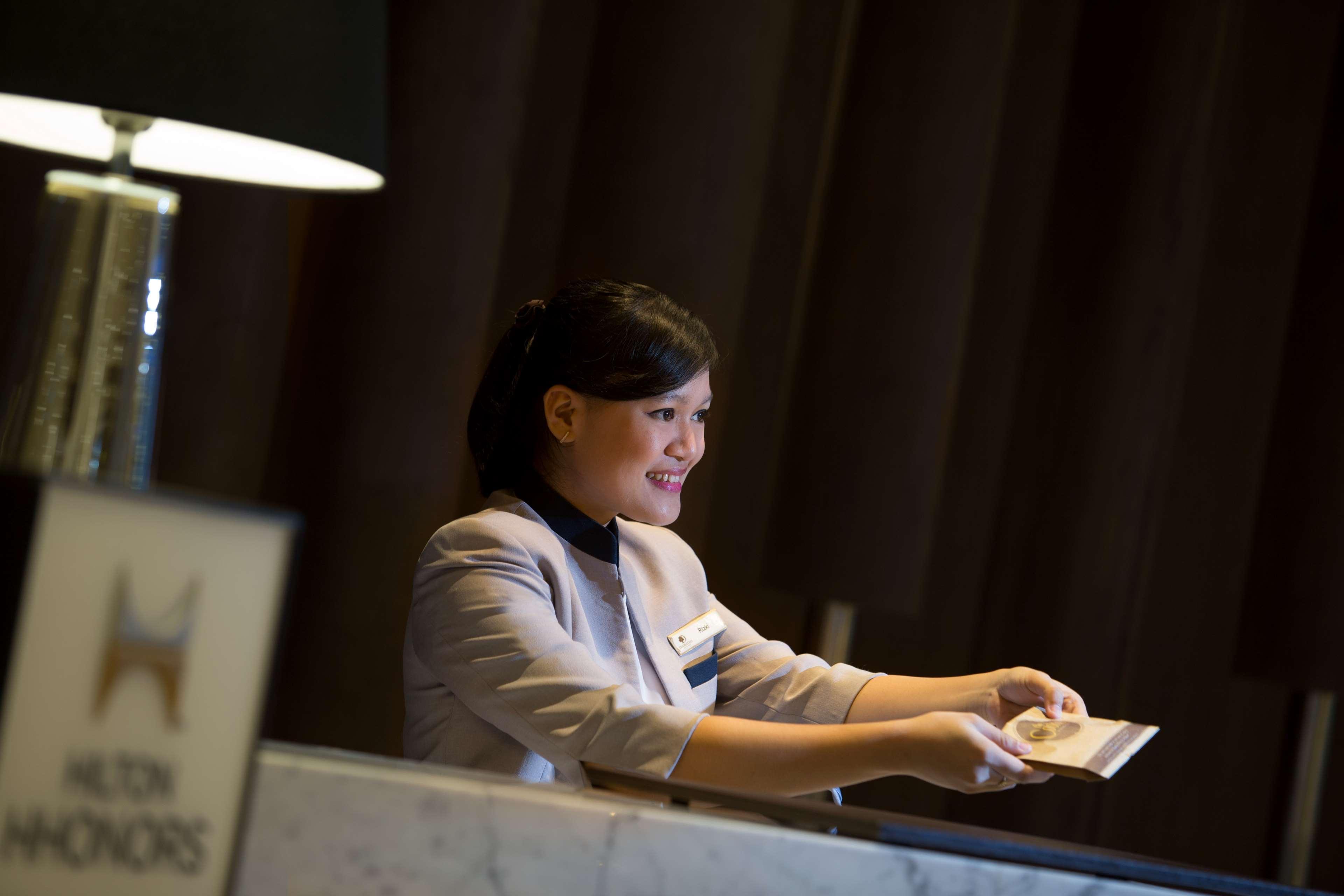 Doubletree By Hilton Jakarta - Diponegoro Ngoại thất bức ảnh A hotel receptionist at work