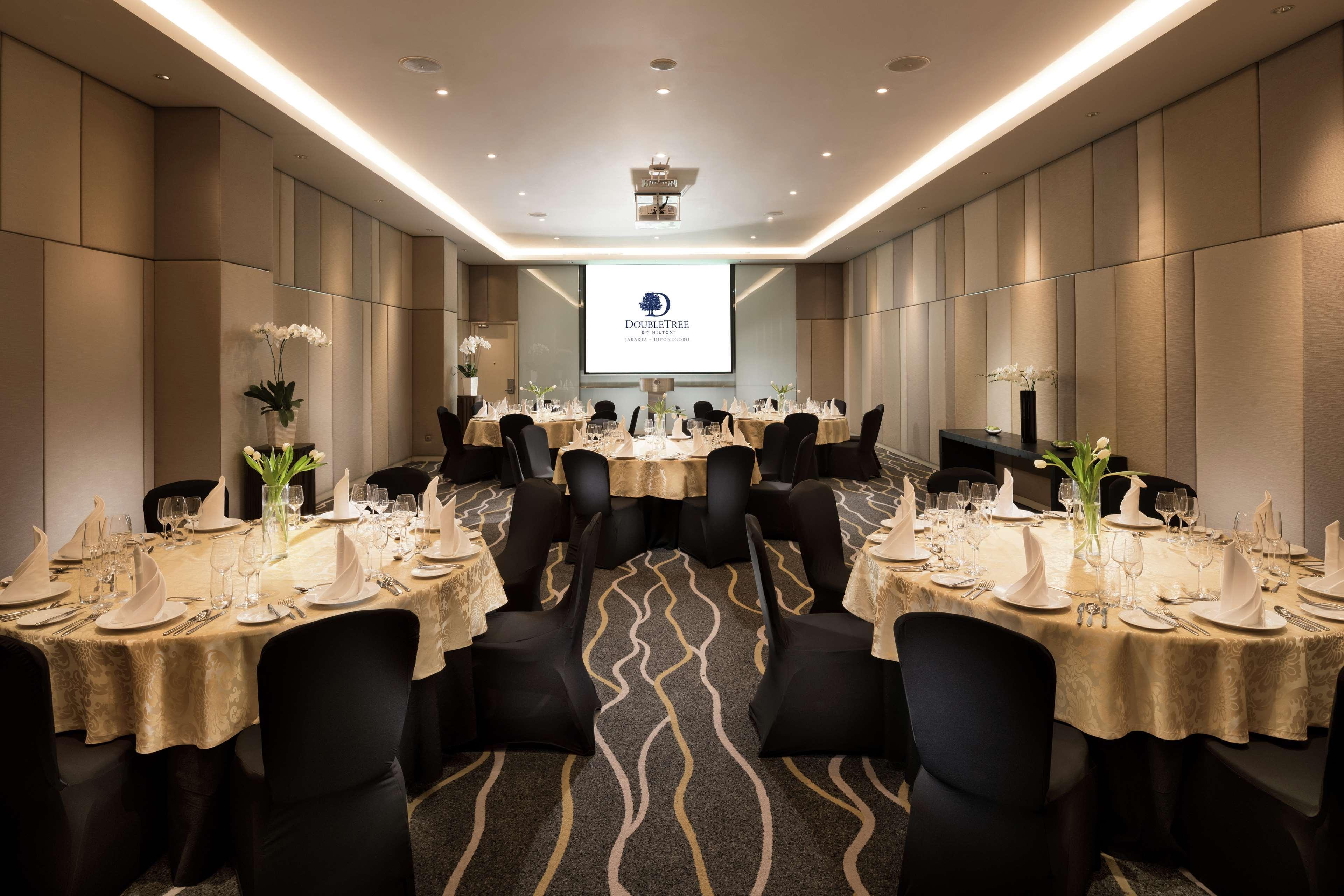 Doubletree By Hilton Jakarta - Diponegoro Ngoại thất bức ảnh Meeting room