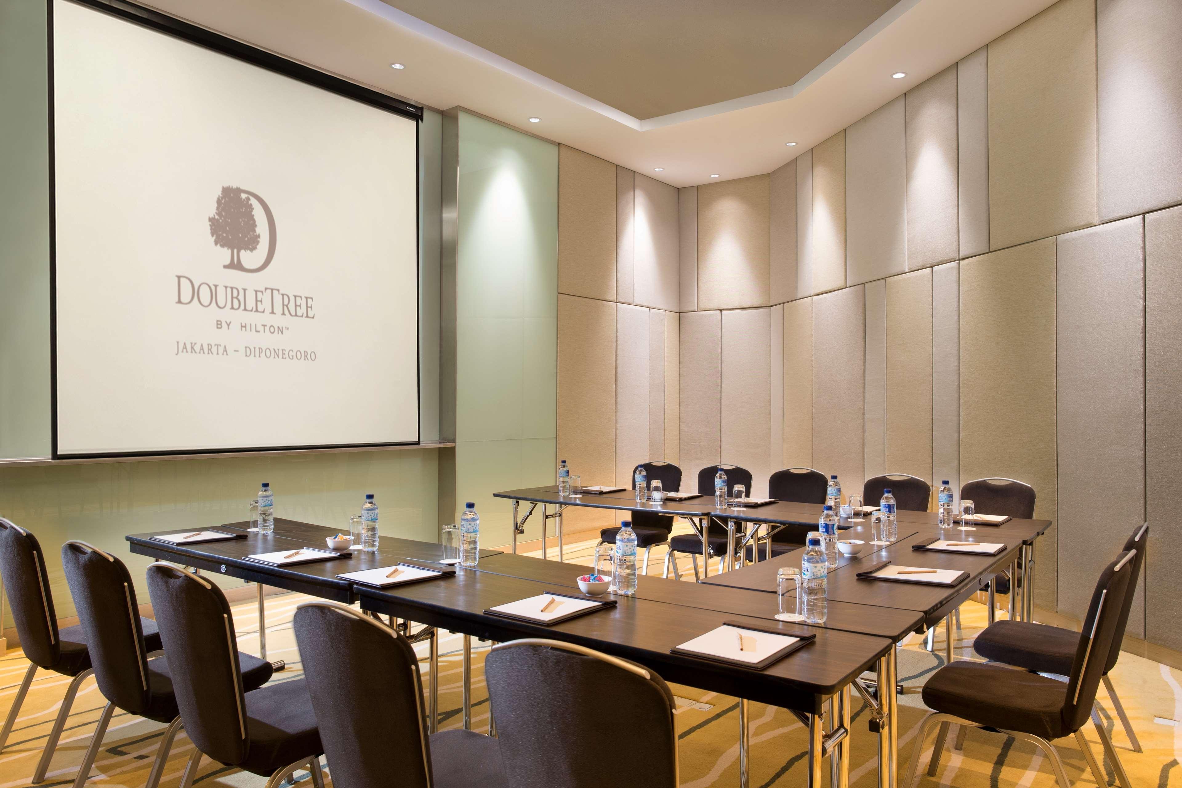 Doubletree By Hilton Jakarta - Diponegoro Ngoại thất bức ảnh Meeting room