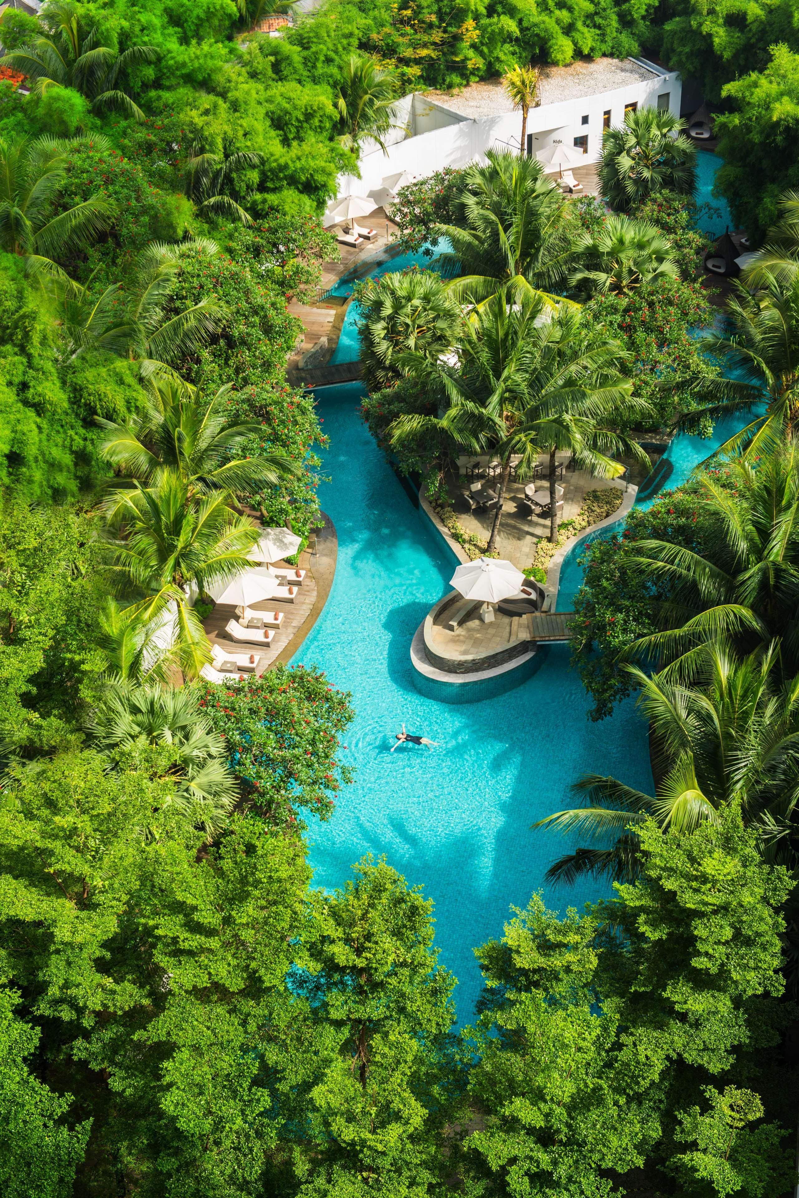 Doubletree By Hilton Jakarta - Diponegoro Ngoại thất bức ảnh The resort's main pool