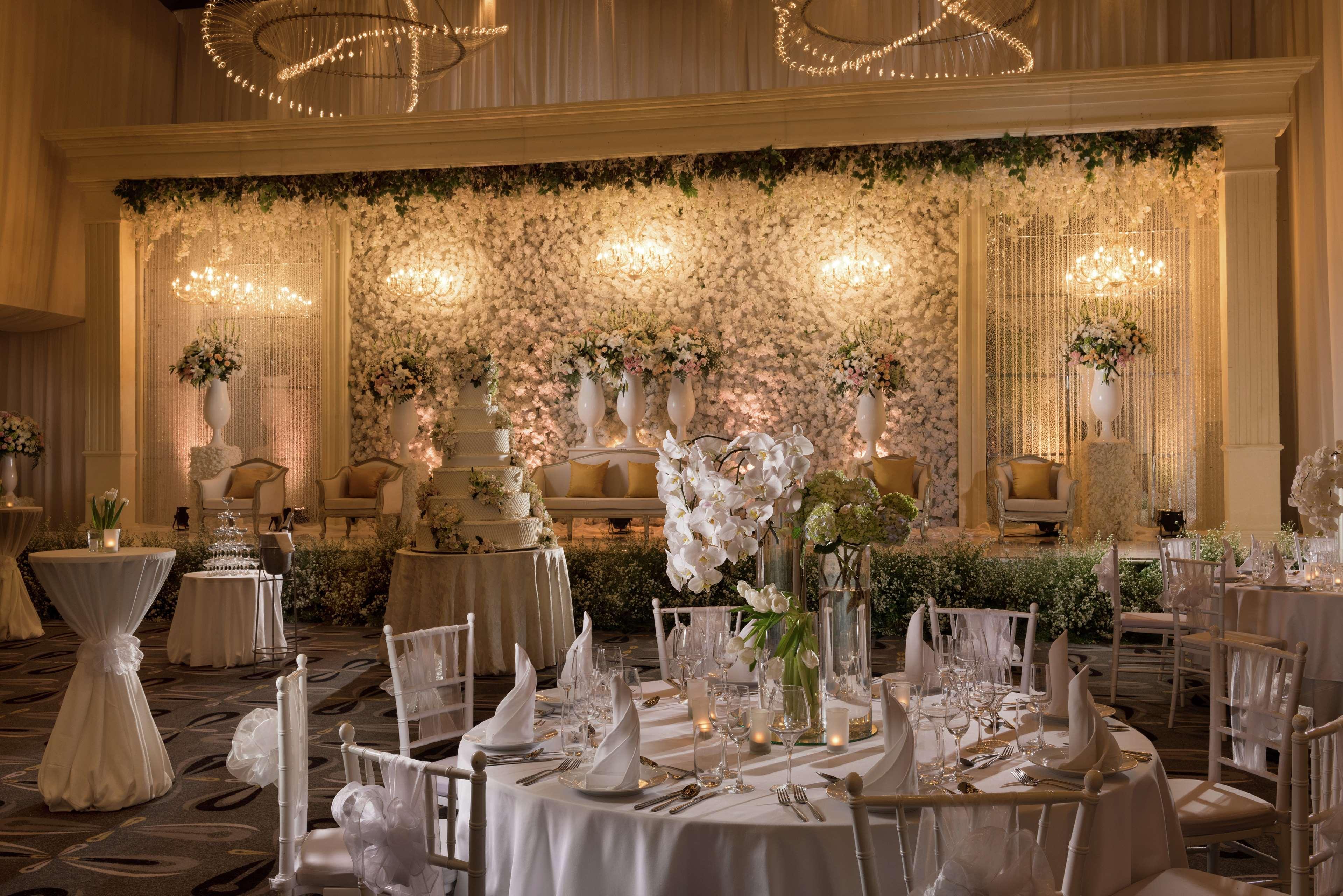 Doubletree By Hilton Jakarta - Diponegoro Ngoại thất bức ảnh Wedding reception at The Westin