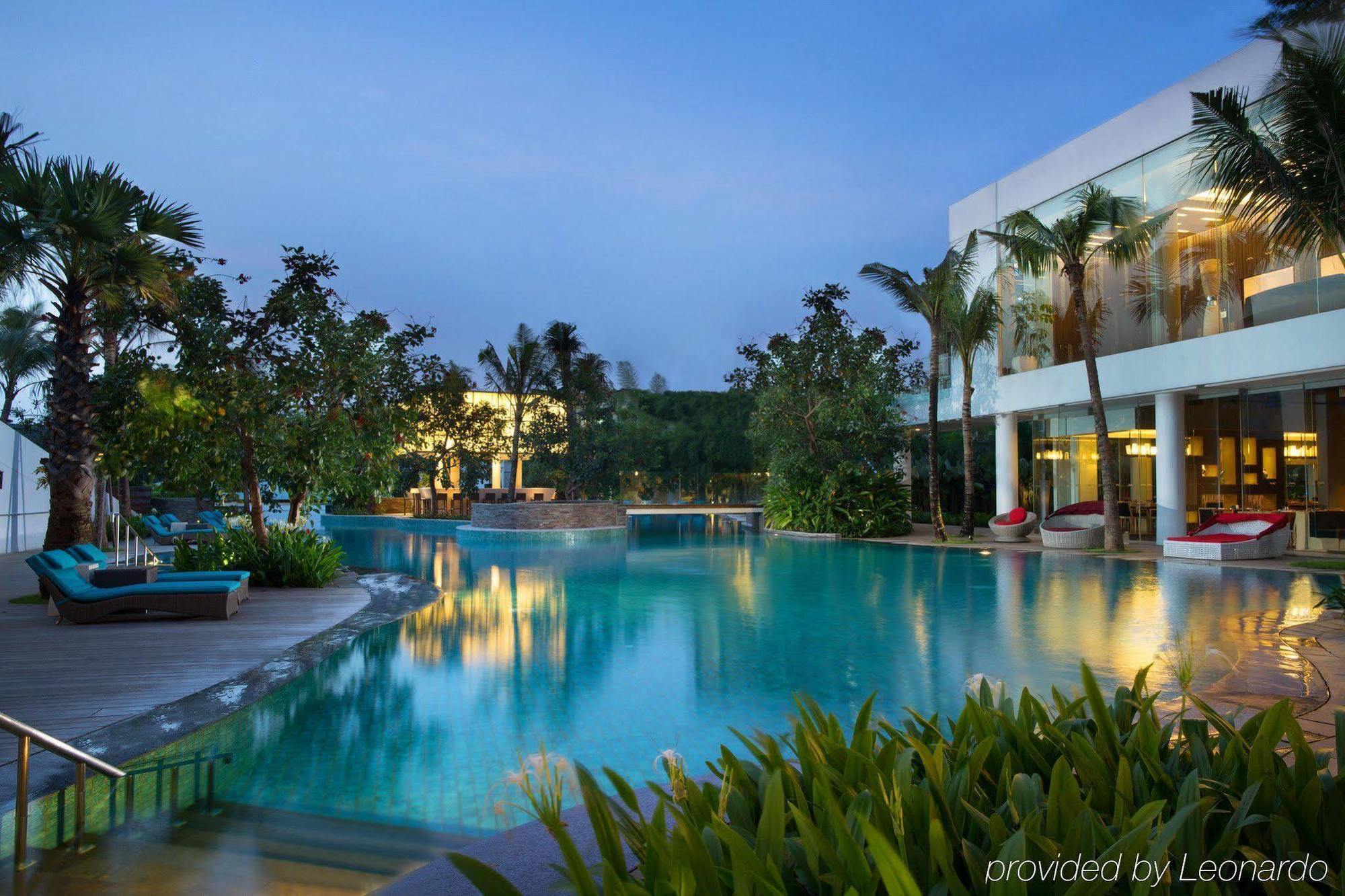 Doubletree By Hilton Jakarta - Diponegoro Ngoại thất bức ảnh The pool at Le Méridien Nha Trang